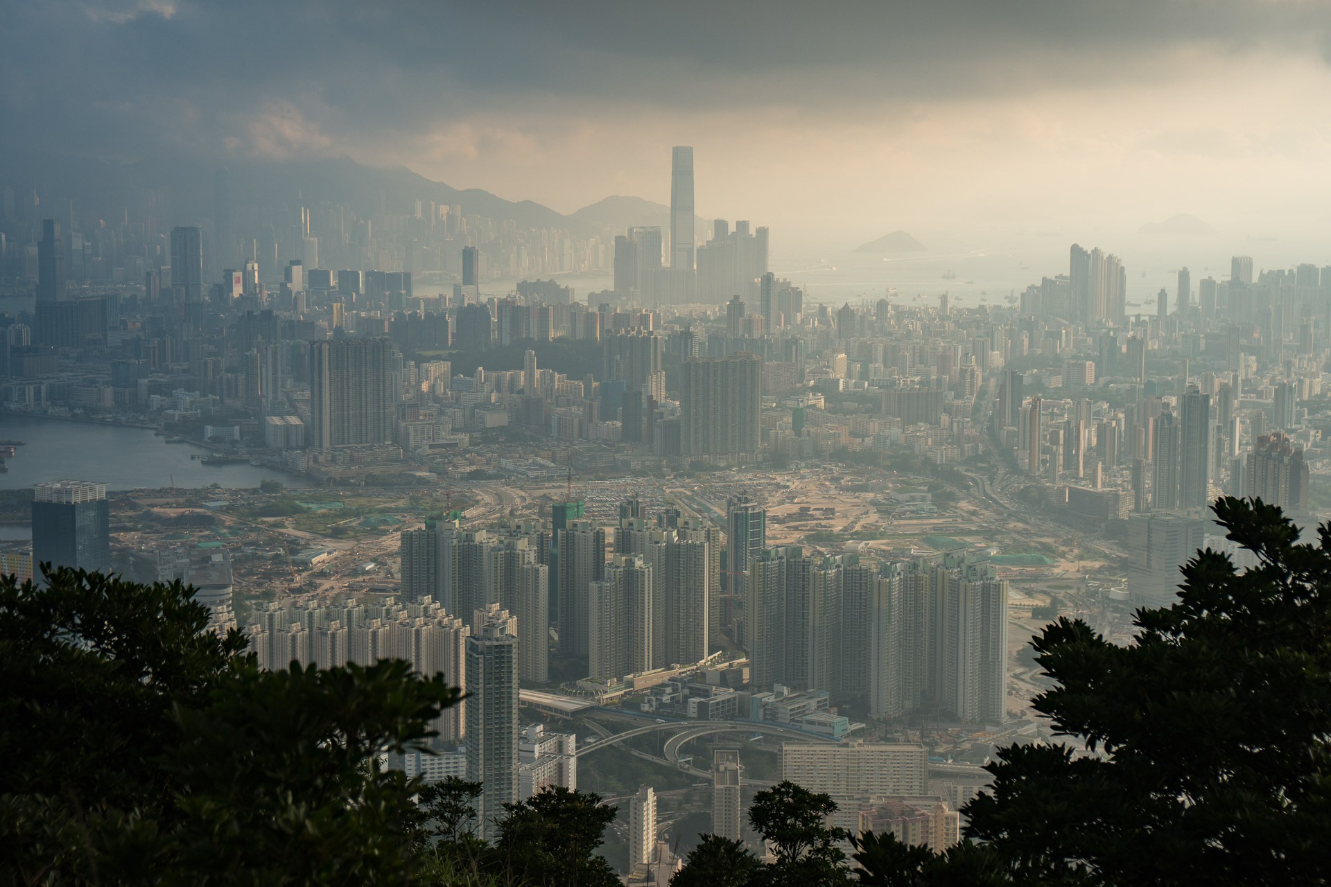 A city of contrasts! Get to know the REAL Hong Kong with our neighbourhood  guide