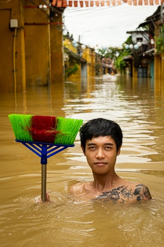 Bình with his broom, Hoi An Flood