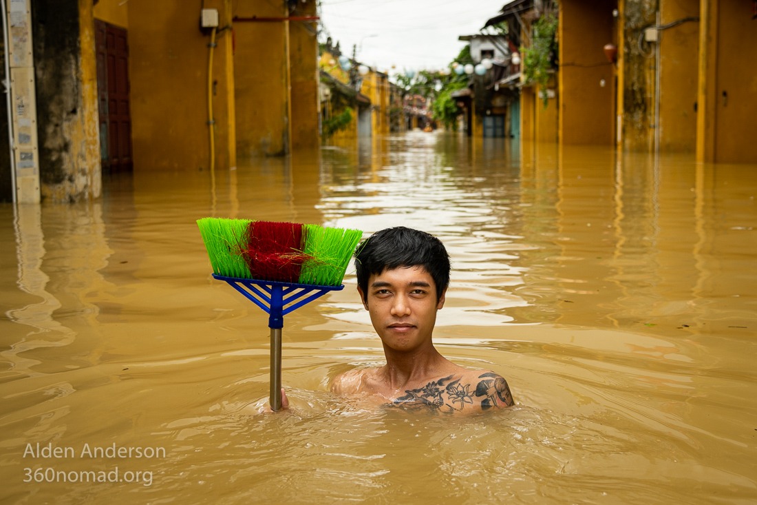Bình with his broom, Hoi An Flood